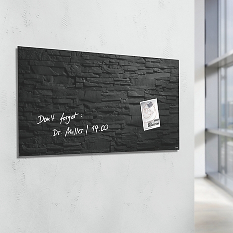 Schwarze Tafel mit Steinoptik an der Wand. Darauf notiert: "Don't forget: Dr. Miller / 14.00" und ein Notizzettel.