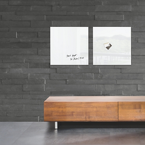 Zwei quadratische Whiteboards an einer Steinwand. Eines mit handschriftlichem Text: „Don't forget Dr. Julis | 19:30“. Darunter eine Holzkonsole.