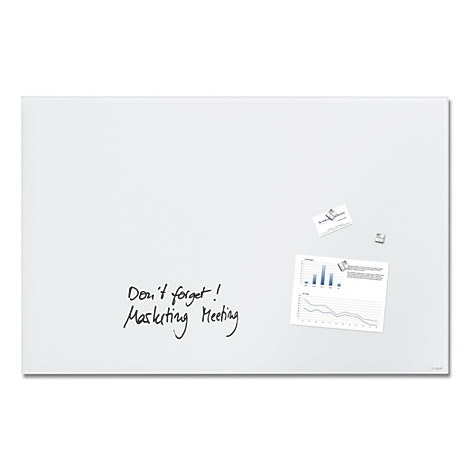 Weißes Whiteboard mit handgeschriebener Notiz: "Don't forget! Marketing Meeting". Darunter befinden sich Zettel mit Grafiken.