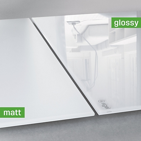 Nahaufnahme: Matt und glänzend weiße Oberflächen. Links matt, rechts glänzend mit Spiegelung. Text: matt, glossy.