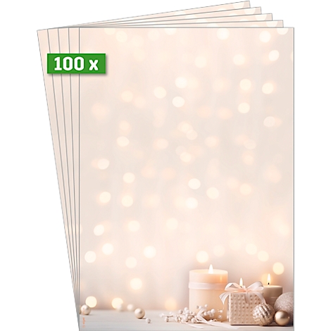 Een stapel papier, een groen bord met "100 x". Op de achtergrond kaarsen, cadeau en glitter. Romantische stemming.