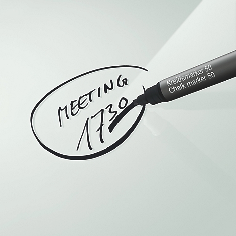 Un marqueur à craie noir écrit "Meeting 1730" dans une forme ovale. En haut, il y a "Kreidemarker 50", en dessous "Chalk marker 50".