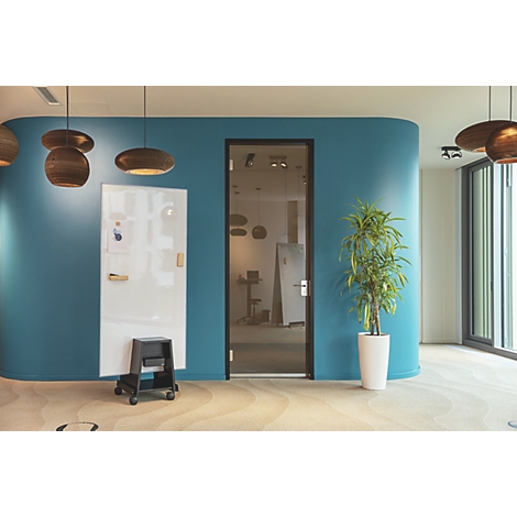 Kantoor met glazen schuifdeur, whiteboard, potplant en houten plafond.