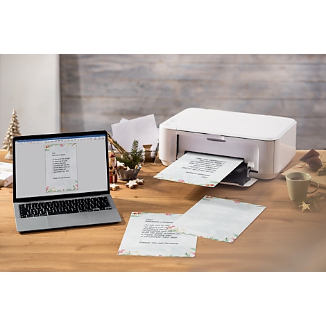 Een laptop, een printer en bedrukt papier liggen op een houten tafel. Er wordt een document weergegeven op het laptopscherm.