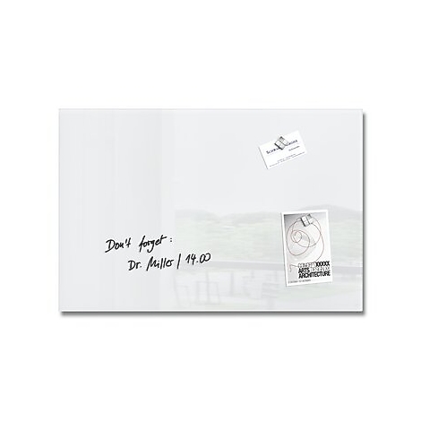 Weißes Whiteboard mit Notizen und Zetteln, beschriftet mit "Don't forget: Dr. Miller / 14:00".