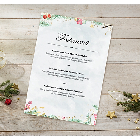 Un menu de fête sur papier posé sur une table en bois. Le menu est orné de décorations de Noël.