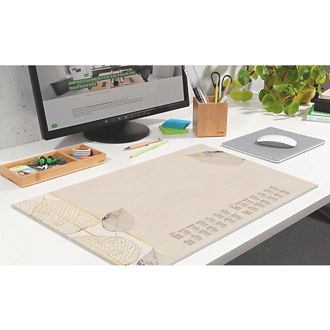 Beige Schreibtischunterlage mit Blattmuster und Text, umgeben von Schreibtischutensilien.