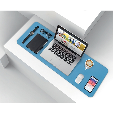 Auf einem blauen Schreibtisch liegen ein Laptop, eine Uhr, ein Notizbuch, eine Brille, ein Handy, eine Maus und eine Kaffeetasse.