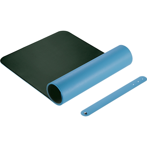 Eine gerollte blaue Matte neben einer offenen schwarzen Matte und einem blauen Riemen.