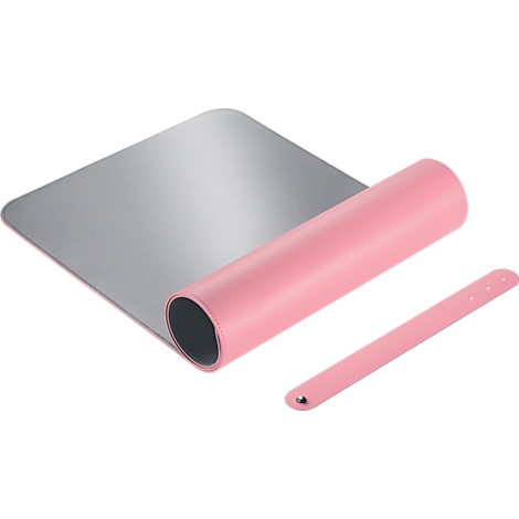 Graues Mauspad, teilweise aufgerollt. Daneben eine rosa Handgelenkstütze.