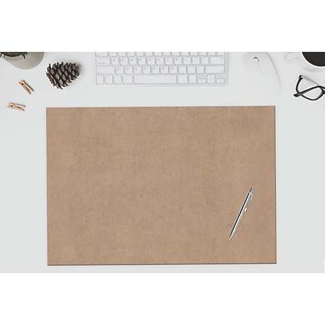 Draufsicht auf einen Schreibtisch mit Papier, Stift, Tastatur, Brille, Maus, Pflanze und Zapfen.
