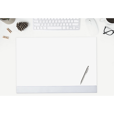 Draufsicht auf einen Schreibtisch mit Papier, Stift, Tastatur, Maus, Brille, Kaffee und Dekoration.
