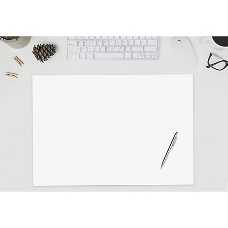 Draufsicht auf einen Schreibtisch mit Papier, Stift, Tastatur, Maus, Brille, Kaffee, Tannenzapfen und Dekoration.