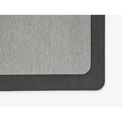 Detailaufnahme von zwei rechteckigen Mousepads. Eines ist grau, das andere dunkelgrau.