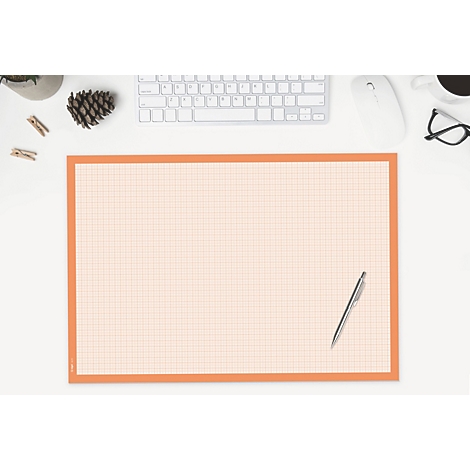 Draufsicht auf einen weißen Schreibtisch mit orangefarbener karierter Unterlage, Tastatur, Maus, Brille, Stift, Dekoration.