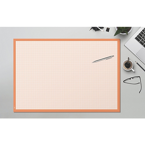 Draufsicht auf einen Schreibtisch mit orangefarbener karierter Schreibunterlage, Stift, Laptop, Kaffee, Brille und Pflanze.