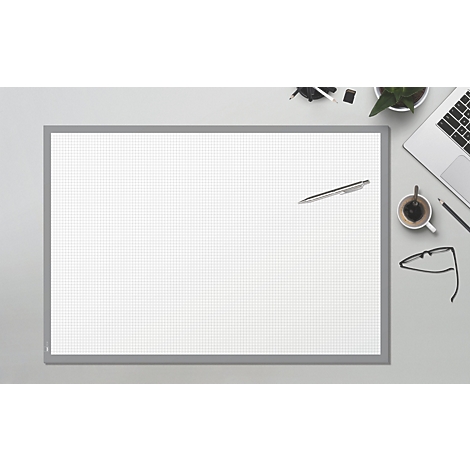 Graue, karierte Magnettafel mit Stift, Laptop, Brille und Kaffeebecher. Auf hellem Tisch, Draufsicht.