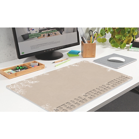 Beige bureau-onderlegger met kalender en bloemmotieven, met muis, pennen, monitor en planten.