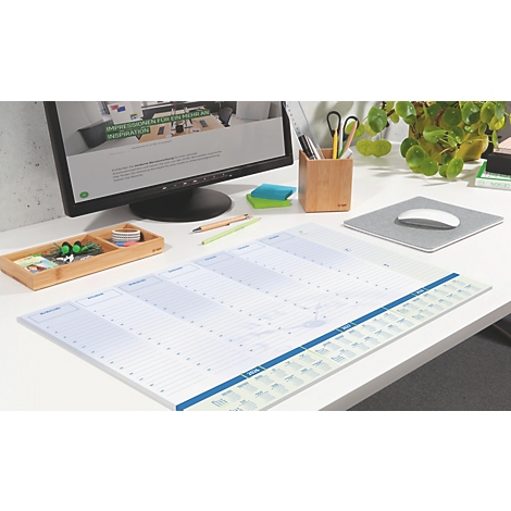 Bureau met weekplanner, computer, pennenhouder, muismat en potplant.