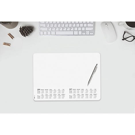 Bureau-opstelling met witte bureaublad, pen, toetsenbord, muis en bril.