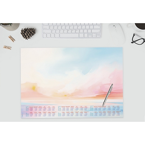 Bureau-onderlegger met aquarel landschapsmotief. Pen ernaast.