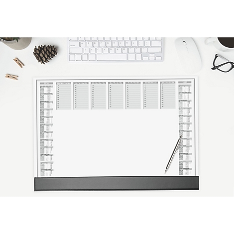 Bovenaanzicht van een wit bureau. Op de tafel liggen een kalender, toetsenbord, muis, bril, koffiekopje, pennen en decoratie.