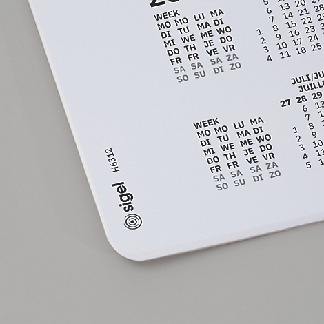 Close-up van een witte kalender met een week- en maandoverzicht, tekst in zwart. Links onderaan staat een Sigel-logo.