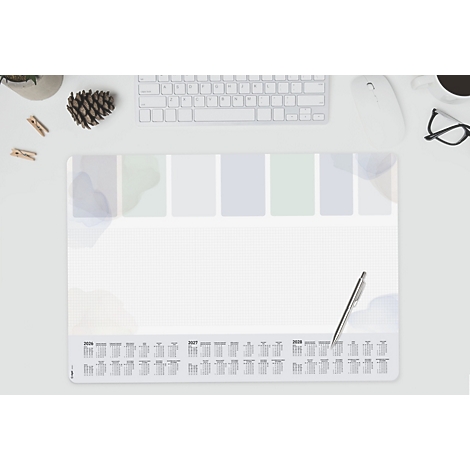 Bureaumat met kalender en pen. Toetsenbord, muis, bril, dennenappel en plant erboven.