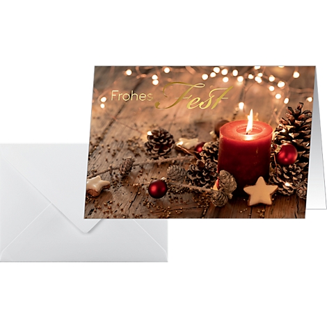 Carte de Noël avec une bougie rouge, des pommes de pin et l'inscription 'Frohes Fest'. Éclairage d'ambiance en arrière-plan.