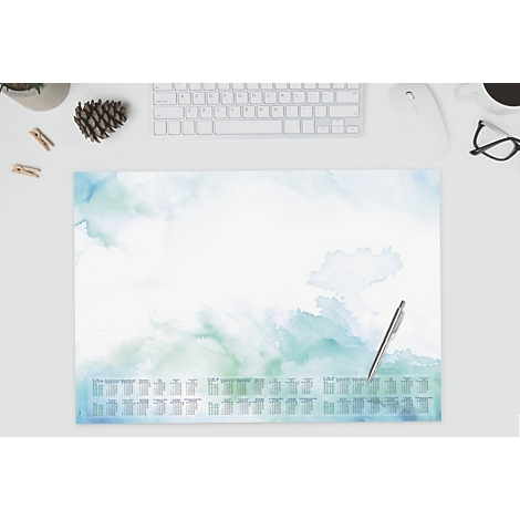 Tapis de bureau avec design calendrier, aspect aquarelle bleu-vert, stylo, clavier et lunettes.