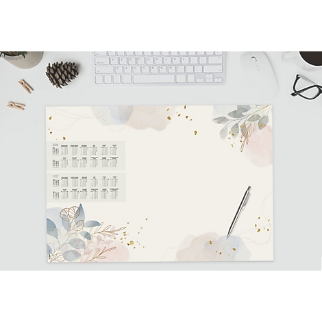 Tapis de bureau beige clair avec calendriers, stylo, feuilles et clavier. Taches d'aquarelle roses et bleues. Accents dorés.