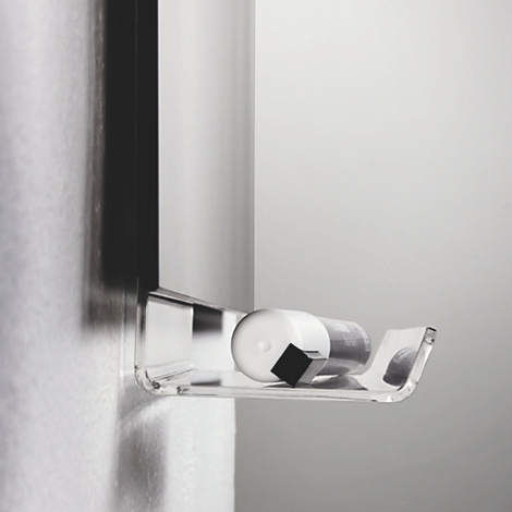 Detailaufnahme einer transparenten Wandhalterung mit einem zylindrischen Objekt.