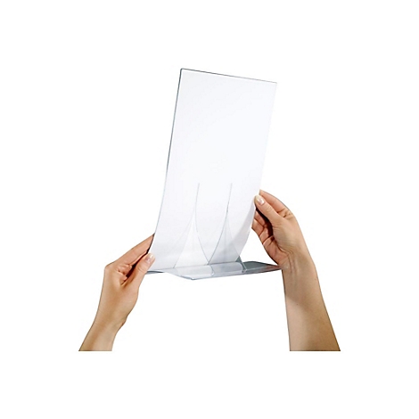 Mains tenant un tableau acrylique transparent avec socle.