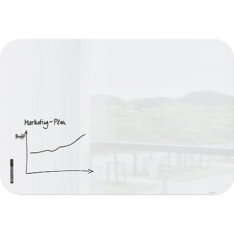 Un tableau blanc montre un graphique démontrant l'augmentation des bénéfices d'un plan marketing. En arrière-plan, à droite, on voit des arbres.