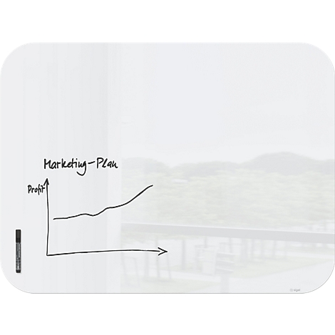 Tableau blanc avec graphique, intitulé Plan marketing. Les flèches indiquent des bénéfices croissants. Vue sur des arbres à droite.