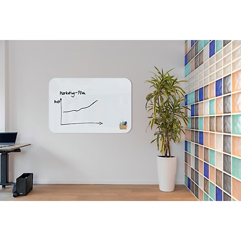 Tableau blanc avec graphique, plante en pot blanc, mur de carreaux colorés.