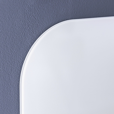 Détail d'un objet blanc et arrondi sur fond gris.