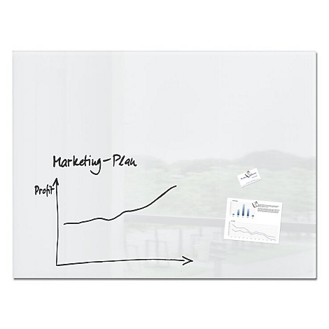 Un diagramme est dessiné sur un mur de verre blanc avec l'inscription "Plan marketing". Paysage flou en arrière-plan.