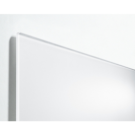 Gros plan d'un panneau rectangulaire blanc fixé à un mur blanc. Les bords sont nets et clairs.