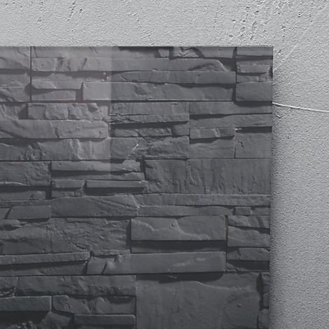 Gros plan sur un mur de pierre grise à la surface rustique, fixé à un mur gris. A gauche, l'aspect pierre, à droite, le mur lisse.