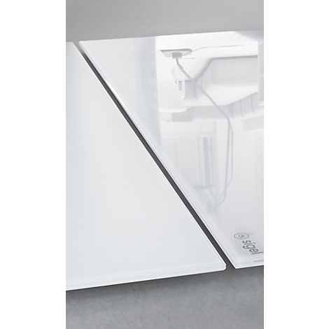 Gros plan d'une plaque de verre blanche avec un cadre noir. Des lettrages en gris sont visibles sur la plaque.