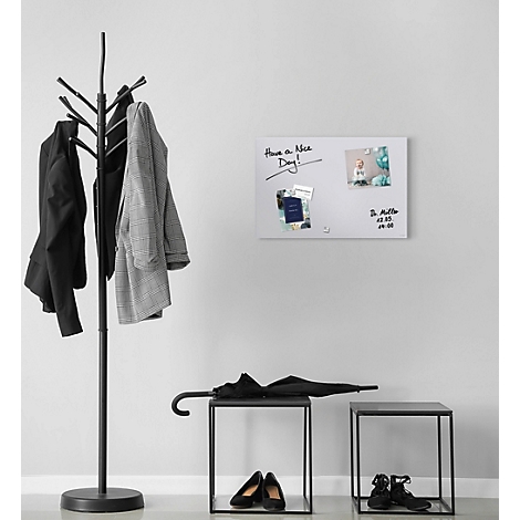 Porte-manteau noir avec manteaux. Tableau d'affichage avec photos. Parapluie, chaussures sur des cubes.