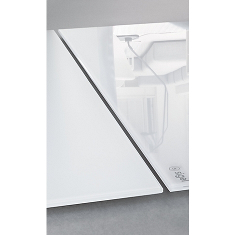 Gros plan d'une plaque de verre blanche, qui se trouve devant un fond gris.