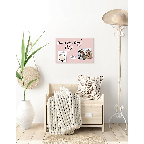 Tableau d'affichage rose avec photos et notes, dont un smiley et l'inscription "Have a nice day!".
