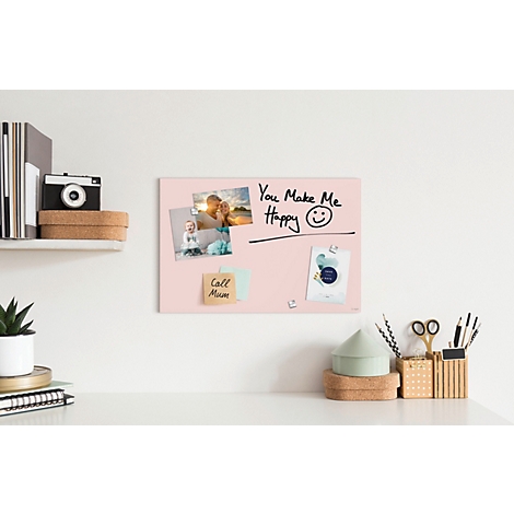 Tableau magnétique rose avec des photos, des notes et la phrase : You Make Me Happy. Sur un bureau.