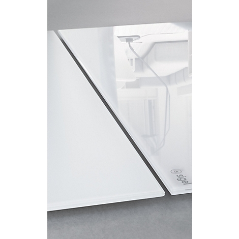 Gros plan d'une balance blanche avec une surface en verre. Une bande noire sépare les deux plaques de verre, câbles en arrière-plan.