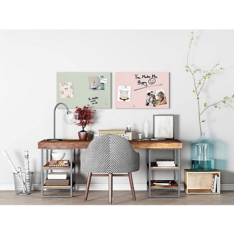 Bureau avec deux tableaux d'affichage, une chaise, une lampe et des décorations. Le tableau d'affichage rose porte l'inscription "You Make Me Happy".