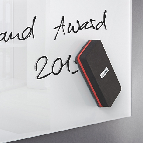 Schwarzer Schwamm an einer weißen Tafel, auf der "Brand Award 2013" steht.