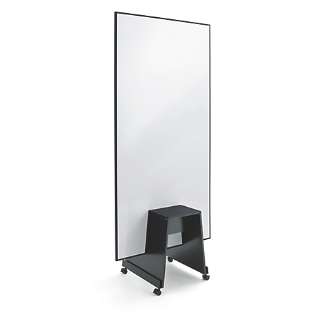Ein weißes, hochformatiges Whiteboard mit schwarzem Rahmen auf einem fahrbaren, schwarzen Standfuß vor weißem Hintergrund.