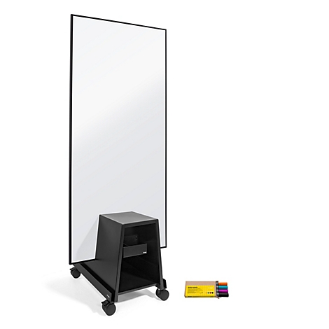 Hohes, mobiles Whiteboard mit schwarzem Rahmen und Standfuß auf Rollen, daneben ein Set bunter Stifte.